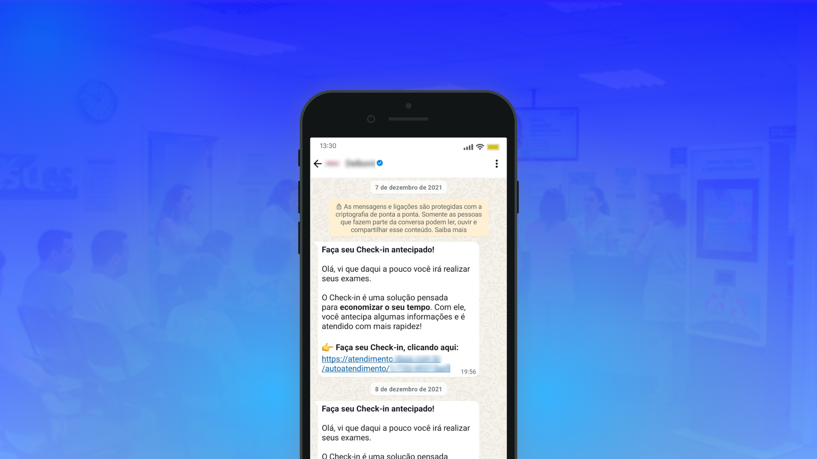 Imagem de um smartphone exibindo uma mensagem de WhatsApp enviada pela unidade de saúde, incentivando o paciente a realizar o check-in digital antecipado. A mensagem explica os benefícios de economizar tempo e inclui um link para iniciar o check-in. O fundo mostra uma foto desfocada de uma recepção com pacientes e profissionais de saúde.