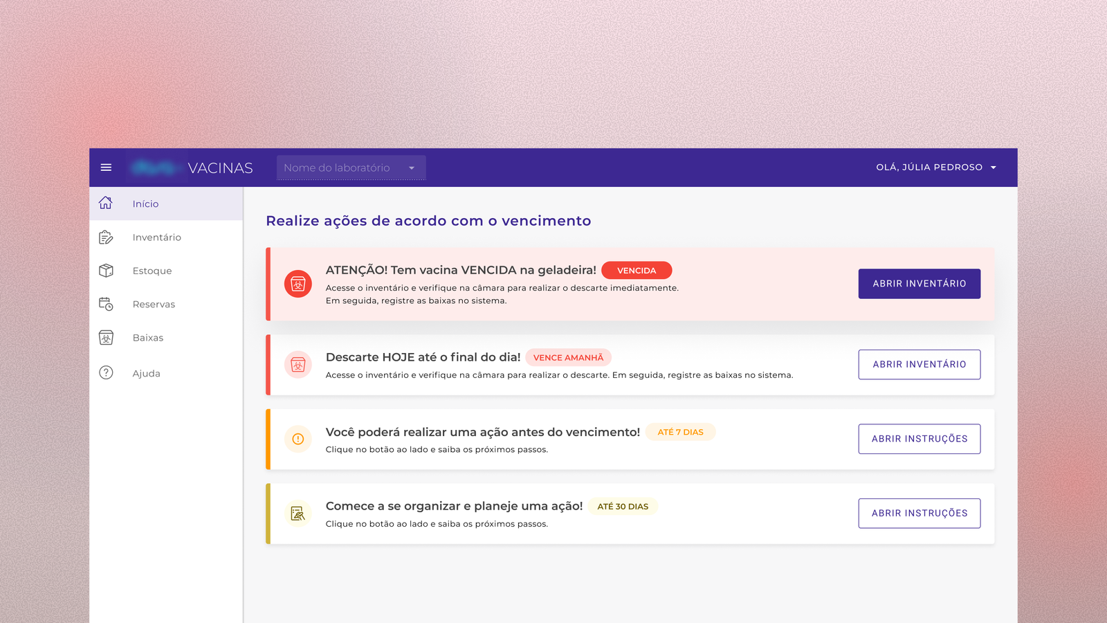 Tela de um sistema digital de gestão de vacinas mostrando alertas coloridos que indicam doses próximas do vencimento e ações recomendadas, como verificar o inventário, descartar dentro do prazo e se organizar antecipadamente.