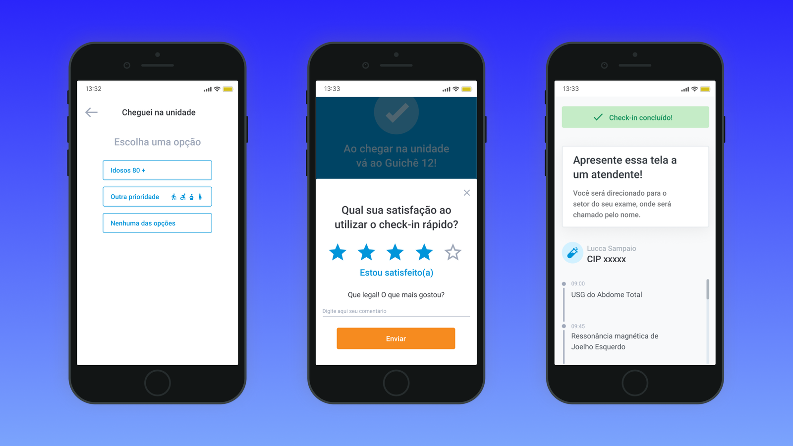 Três telas de um fluxo de check-in digital exibidas em smartphones. A primeira mostra opções de prioridade para quando o paciente chega à unidade. A segunda apresenta uma pesquisa de satisfação com avaliação por estrelas. A terceira confirma que o check-in foi concluído e orienta o paciente a apresentar a tela ao atendente, com informações básicas sobre o exame.