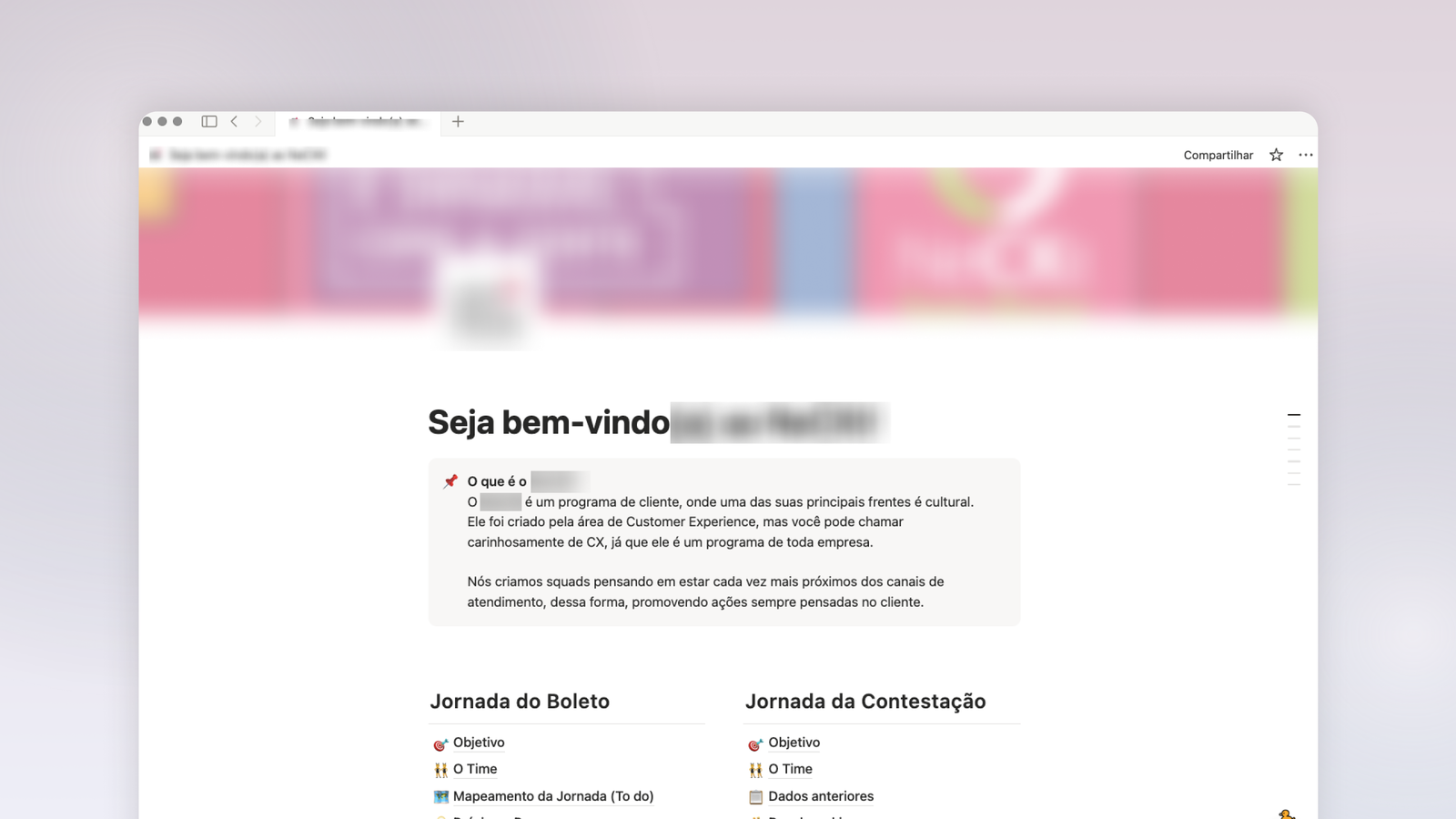 Página de um workspace digital com um cabeçalho borrado e a mensagem “Seja bem-vindo” seguida de um texto de apresentação. A página contém seções organizadas sobre jornadas de atendimento, incluindo jornada do boleto e jornada da contestação, apresentadas em blocos com tópicos e ícones.