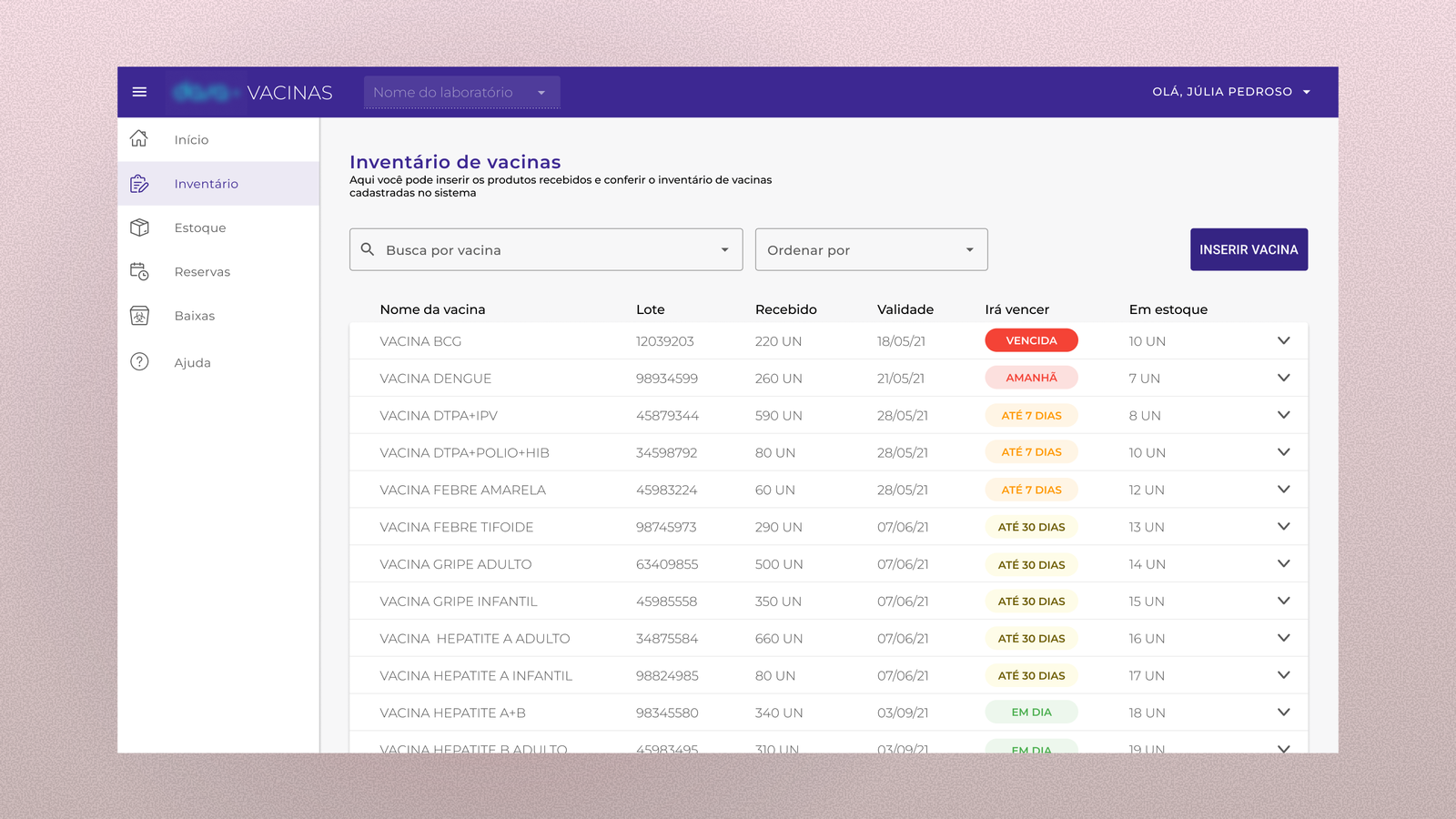 Tela de um sistema digital de inventário de vacinas mostrando uma lista com nome, lote, data de validade, status de proximidade do vencimento e quantidade em estoque. Alguns itens aparecem destacados com cores indicando prazos diferentes para atenção.