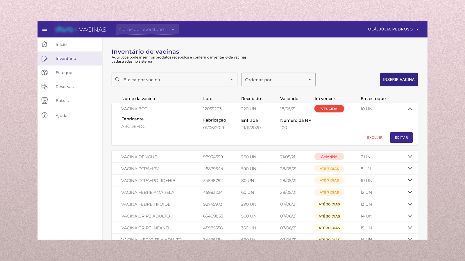 Tela de um sistema digital de inventário de vacinas exibindo detalhes de um item expandido, como lote, fabricação, entrada e número da nota fiscal. A lista também mostra status de proximidade do vencimento e quantidades em estoque, com botões para editar ou excluir o registro.